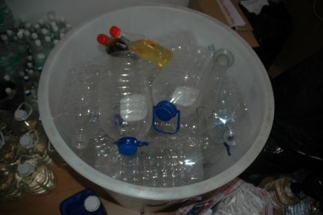 Băuturi alcoolice contrafăcute descoperite într-un ABC lângă sediul Poliţiei Beiuş (FOTO)